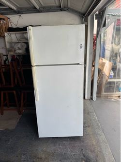 18 ft.³ GE top freezer refrigerator