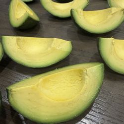Fresh organic reed avocados (aguacates orgánicos)