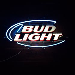 Bud Light Neon Sign 28” x 14” - Working - Neon Tech
Description:
Bud Light neon sign manufactured by Neon Tech.
Measures approximately 28” x 14” o