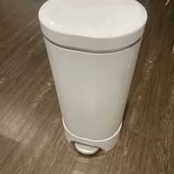 Munchkin® STEP™ Diaper Pail bin Powered by Arm & Hammer