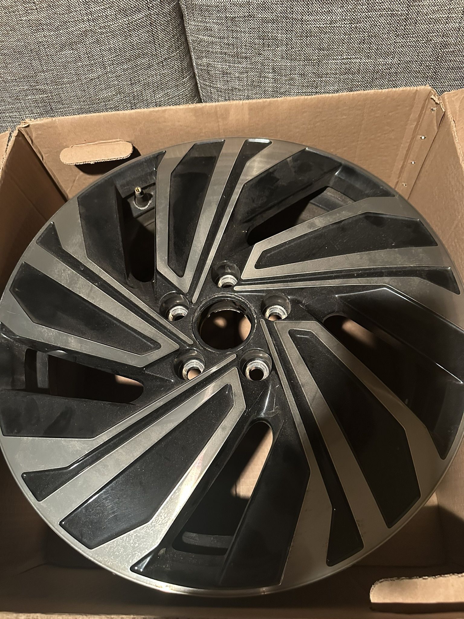 17" Bicolor Multi-Spoke Wheel Part Number: 5GM601025ABXQ5