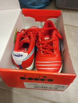 NEW IN THE BOX Red indoor soccer shoe 12.5