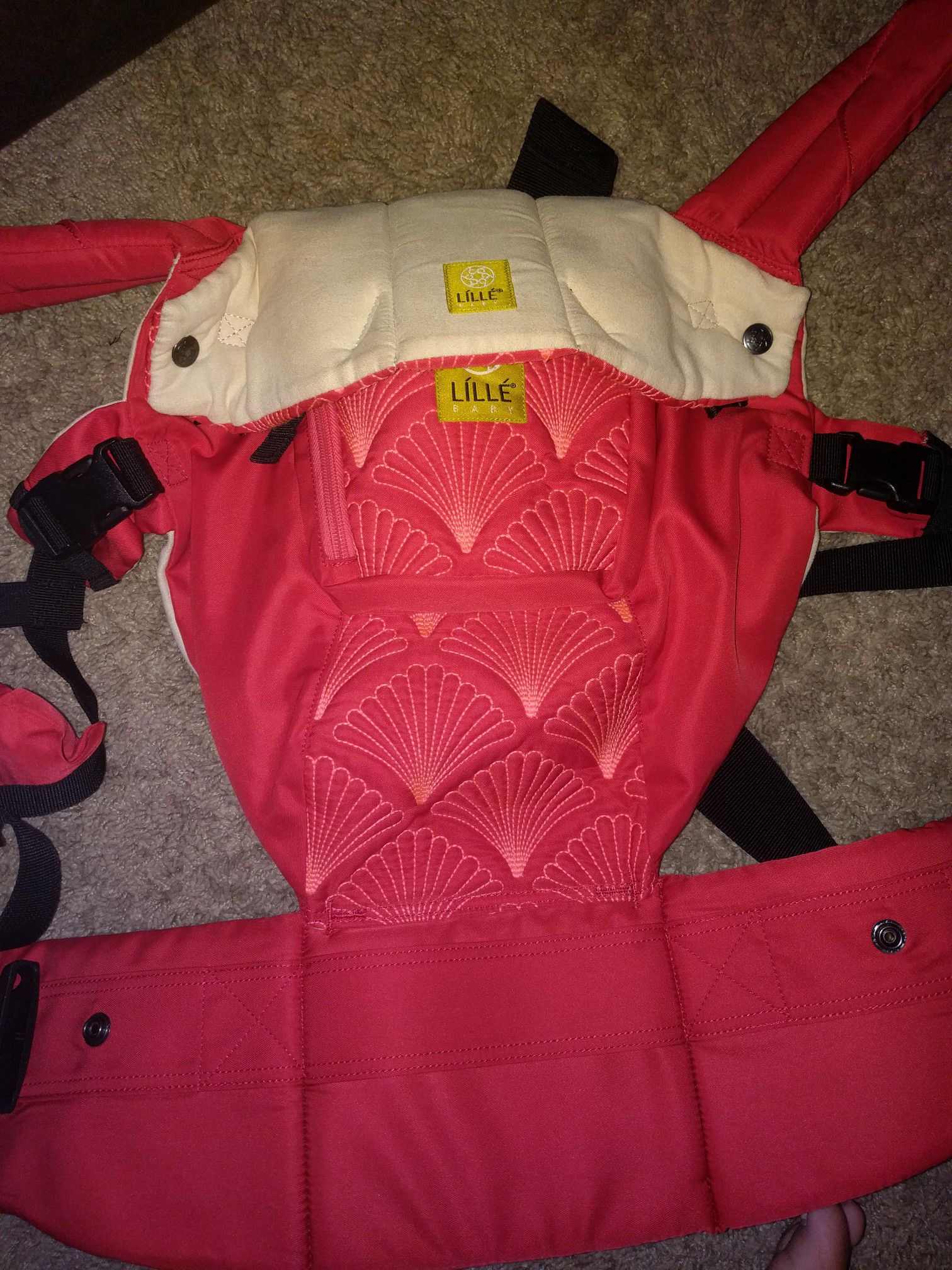 Lillebaby embossed baby carrier