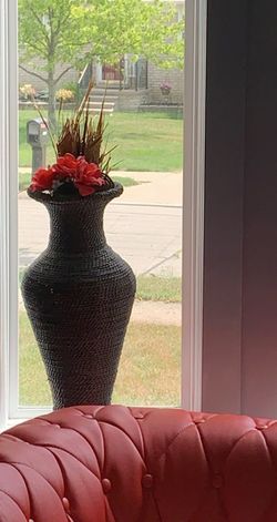 2 wicker vases