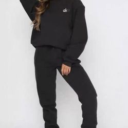 Black Alo Yoga sweatpants and sweatshirt set 