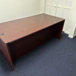 Office Desk/ Furnishings 