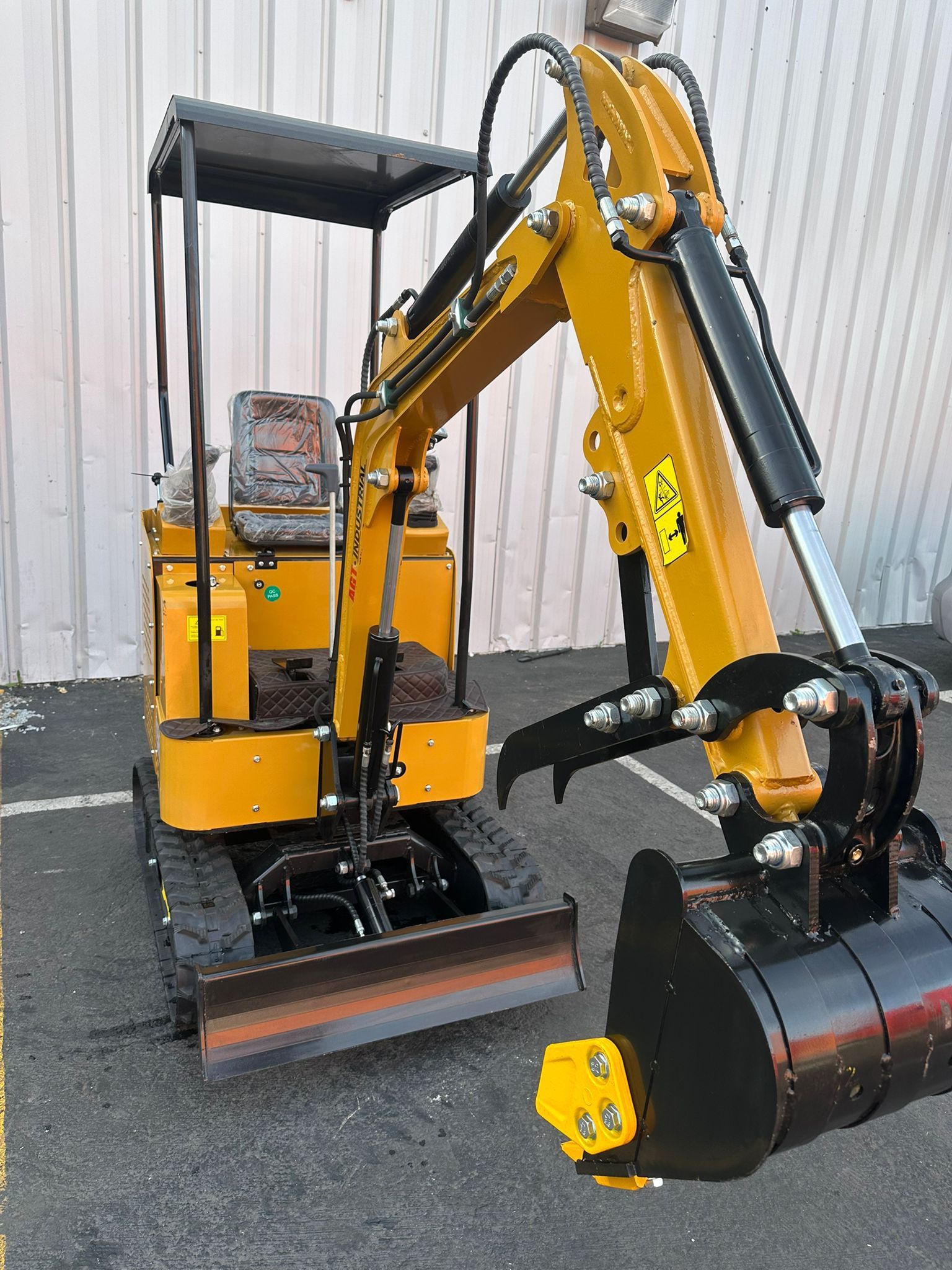 AGT H15R Hydraulic 1.5 Ton Mini Excavator RATO Gas Engine EPA with Pilot System