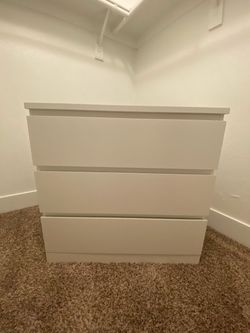 Dresser with 3 drawers - Pick Up Only