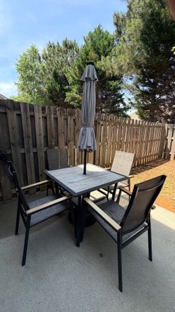 Outdoor Patio table with 4 chairs and Umbrella shade