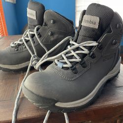 COLUMBIA Women’s Size 10 Newton Ridge Hiking Boots 🥾; BRAND NEW! Never Worn! WATERPROOF 💦!
