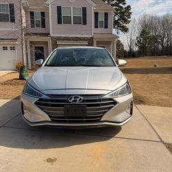 2019 Hyundai Elantra -clea -Great on gas