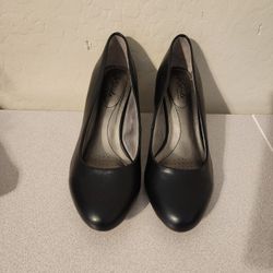 Life Stride Black Pumps