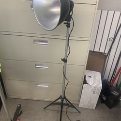 Pro master lighting with tripods, lightbulbs, and bag