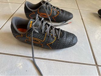 Under Armour Soccer cleats - size 6 youth
