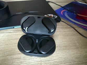 JBL Endurance Peak II true wireless sport earbuds in black. Tested and working. Includes earbuds with charging case only.