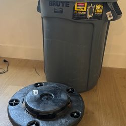 32 gal Rubbermaid Trash Can, Lid, and Brute Trash Can Dolly