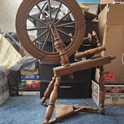 Country Craftsman Wooden 12 Spoke Spinning Wheel 