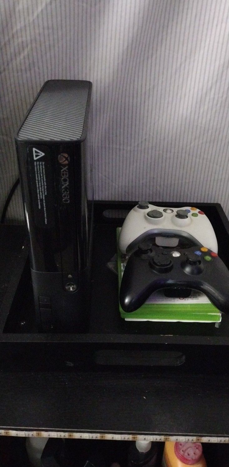 Xbox 360 With Games And Controllers