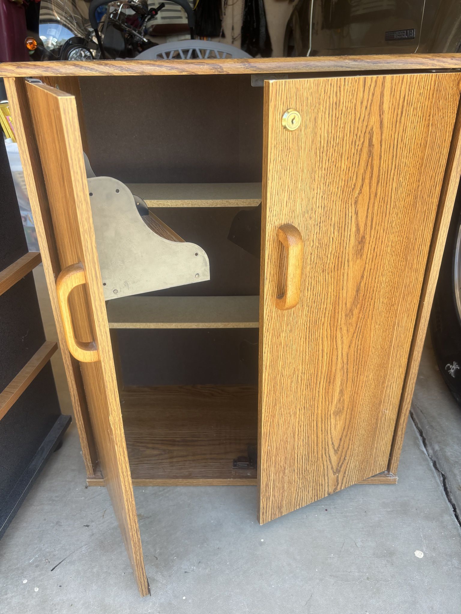 Simple Closing Book Shelf With Shelf’s In Each Door As Well