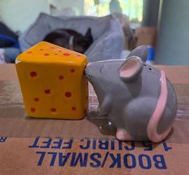Westland Mwah Mouse & Cheese Magnetic Salt & Pepper Shakers – Grey – Collectible