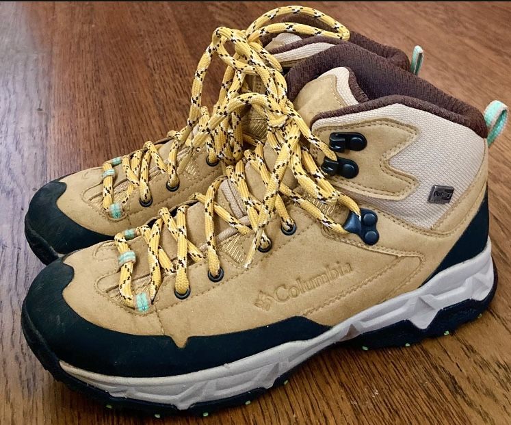 COLUMBIA HIKING BOOTS