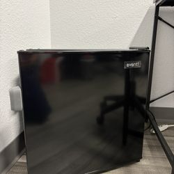 Black Mini Fridge With Small Freezer