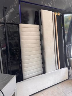 Queen size bedframe