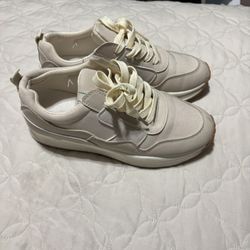 Women’s tennis shoes