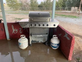 Gas Barbecue w/ 2 Propane Tanks