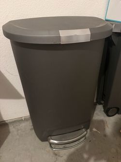 Plastic kitchen trash can with foot pedal