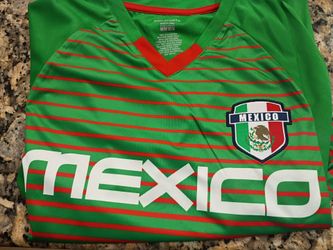 Mexico ICON soccer jersey...size L. new