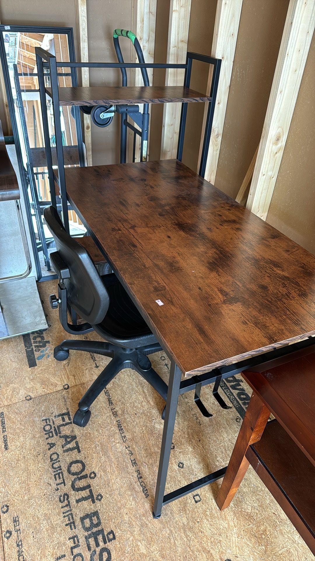 desk and chair (like new read ad before messaging) price is for the set)