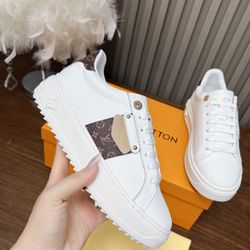 A pair of fashionable and versatile shoes