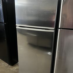 WHIRLPOOL STAINLESS STEEL TOP FREEZER REFRIGERATOR APARTMENT SIZE 18 CU FT 