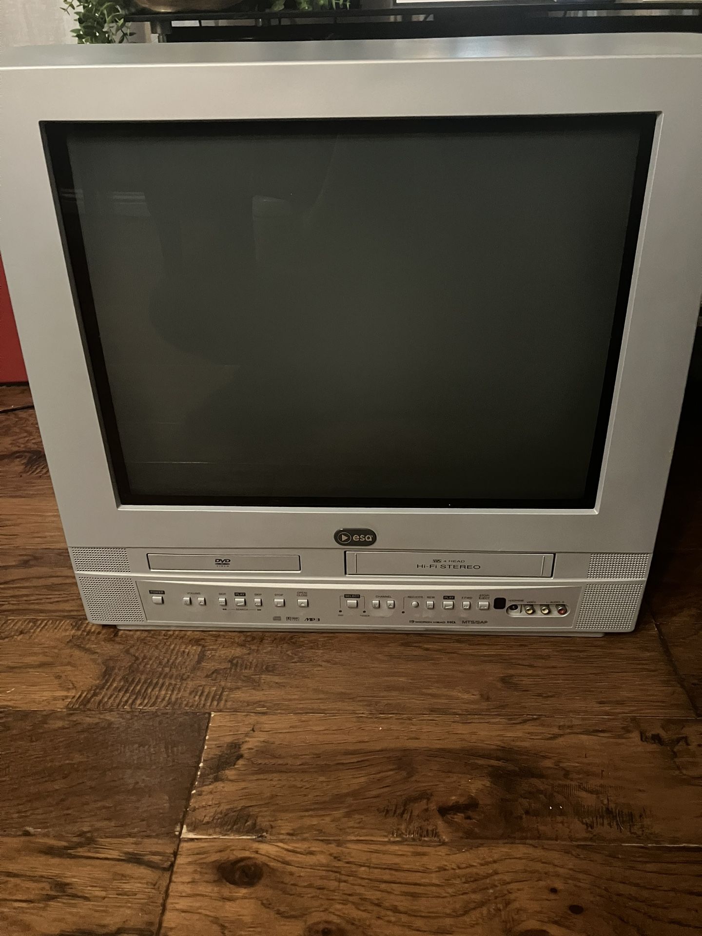 20in ESA DVD/VCR Flatscreen CRT TV ready for retro gaming