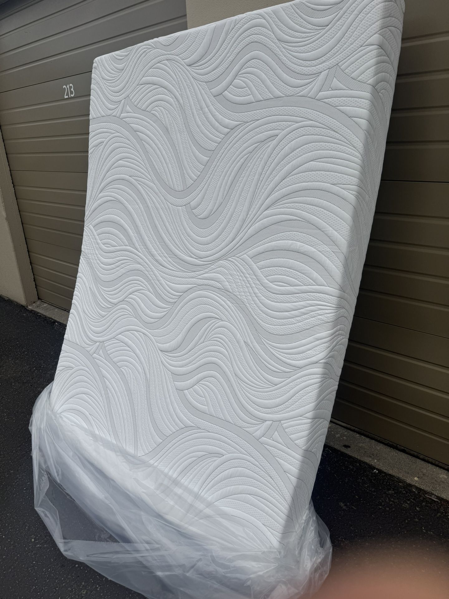 Queen Mattress (memory foam medium firm)
