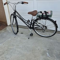 WOMEN'S BIKE WITH CARRY RACK ON THE BACK