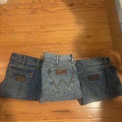 lot of 3 wrangler jeans used sizes 32-33