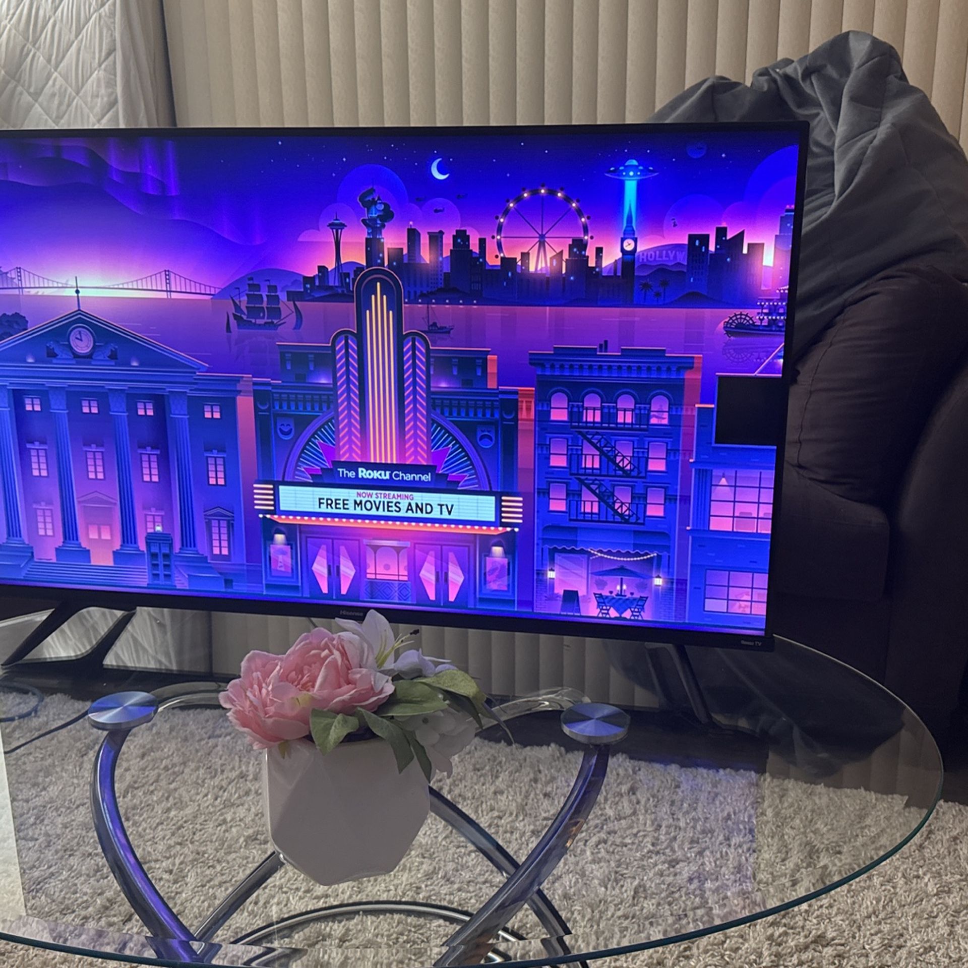 Hisense 43" Class 4K UHD LED LCD Smart Roku TV HDR R6 Series 43R6E4