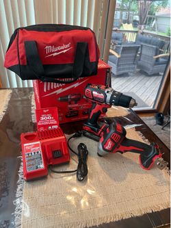 Milwaukee M18 18V Lithium-lon Cordless Drill Driver/Impact Driver Combo Kit
