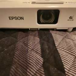 Epson LcD Projector Great Condition with Remote