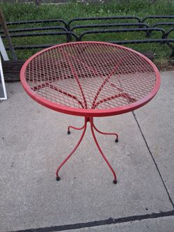 /*/*/*/* METAL BISTRO TABLE *\*\*\*\