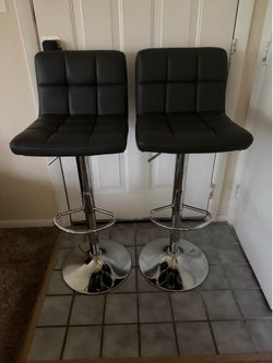 2 barstools