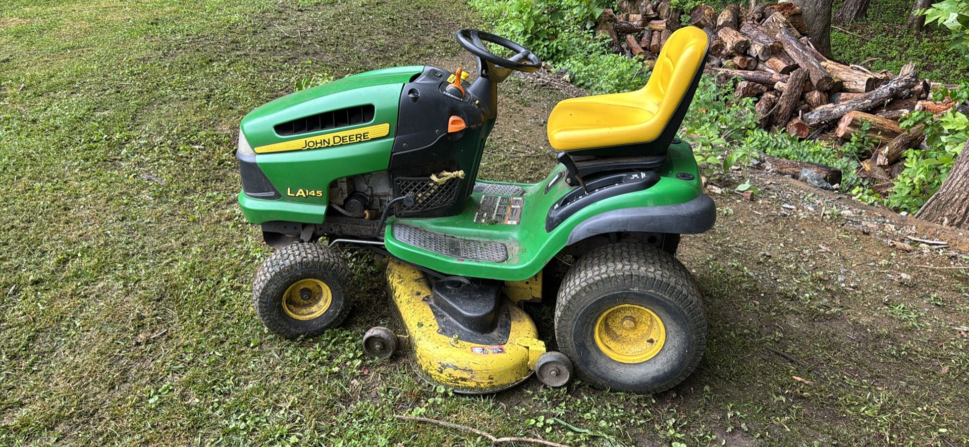 John Deere LA145 Lawnmower Tractor