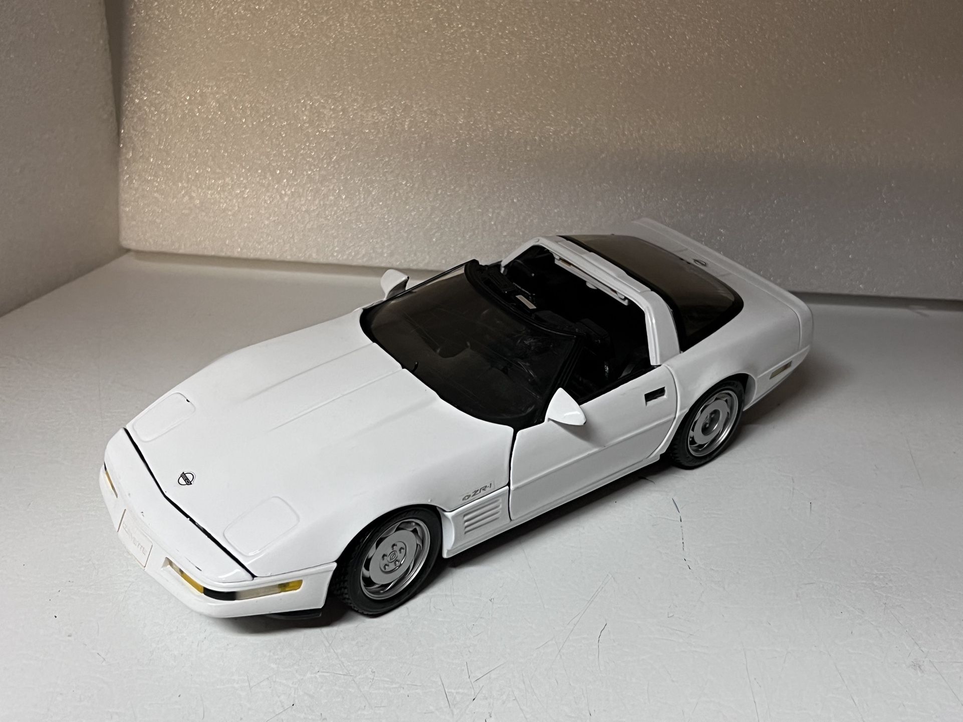1992 Corvette ZR-1 Convertible (White) - 1:18 Diecast Model Car by Maisto