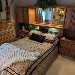 Beautiful Oak Bedroom set (cash only)