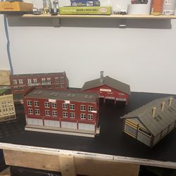 5 HO? Buildings and a bag of HO & N Scale Bridge Supports