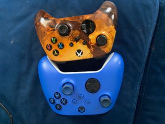 2 Xbox Wireless Controllers – Great Condition