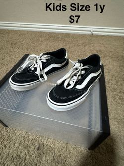 Kids Vans Shoes/Sneakers. Black/white. Size 1y
