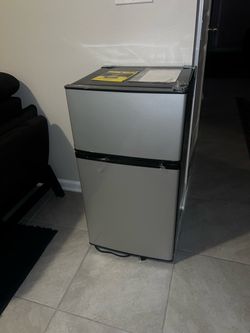 Dorm Fridge/Mini Fridge